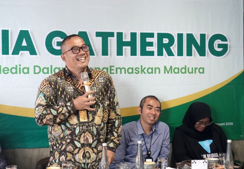 Deputi Bisnis PT. Pegadaian Syariah Area Madura, Anwar Hidayat saat memaparkan program di hadapan puluhan insan pers. (KLIKMADURA)