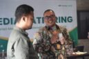 Deputi Bisnis PT Pegadaian Syariah Area Madura, Anwar Hidayat menyerahkan hadiah emas kepada Ketua JCP Ahmad Jadid. (KLIKMADURA)