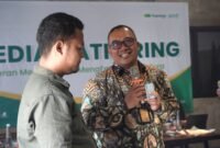 Deputi Bisnis PT Pegadaian Syariah Area Madura, Anwar Hidayat menyerahkan hadiah emas kepada Ketua JCP Ahmad Jadid. (KLIKMADURA)