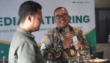 Deputi Bisnis PT Pegadaian Syariah Area Madura, Anwar Hidayat menyerahkan hadiah emas kepada Ketua JCP Ahmad Jadid. (KLIKMADURA)