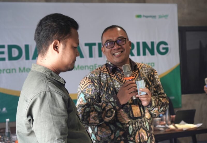 Deputi Bisnis PT Pegadaian Syariah Area Madura, Anwar Hidayat menyerahkan hadiah emas kepada Ketua JCP Ahmad Jadid. (KLIKMADURA)