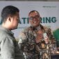 Deputi Bisnis PT Pegadaian Syariah Area Madura, Anwar Hidayat menyerahkan hadiah emas kepada Ketua JCP Ahmad Jadid. (KLIKMADURA)