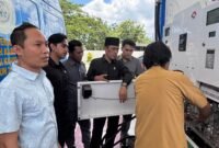 Pimpinan dan anggota Komisi II DPRD Pamekasan saat mengecek SPBU di Desa Trasak, Kecamatan Larangan. (MOH. IQBALUL KHAVEI MZ / KLIKMADURA) 