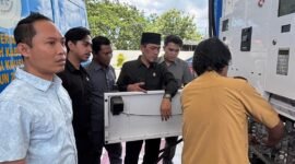 Pimpinan dan anggota Komisi II DPRD Pamekasan saat mengecek SPBU di Desa Trasak, Kecamatan Larangan. (MOH. IQBALUL KHAVEI MZ / KLIKMADURA) 