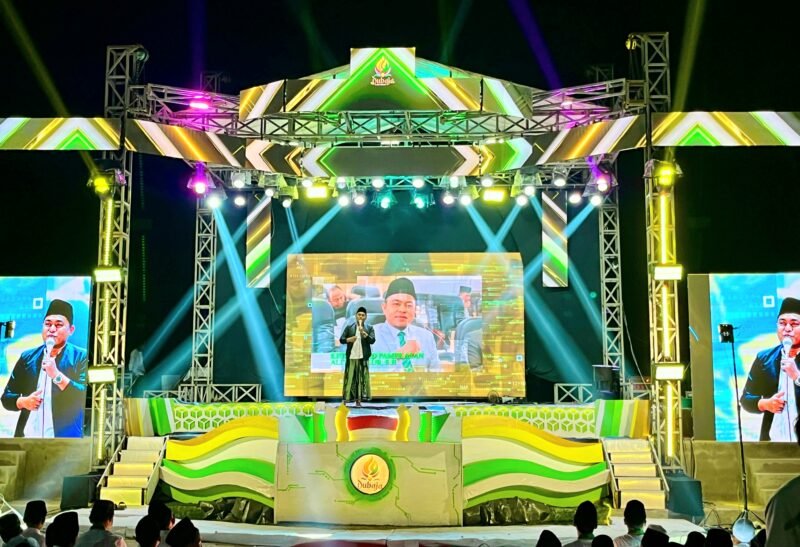 Ketua DPRD Pamekasan, Ali Masykur saat memberikan sambutan pada acara Wisuda ke-XIX Pondok Pesantren Darul Ulum II Baled Dhajah (Dubaja).