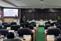 Bupati Pamekasan Dr. KH. Kholilurrahman menyampaikan nota penjelasan terhadap empat raperda para rapat paripurna di Kantor DPRD Pamekasan. (MOH. IQBALUL KHAVEI MZ / KLIKMADURA)