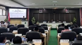 Bupati Pamekasan Dr. KH. Kholilurrahman menyampaikan nota penjelasan terhadap empat raperda para rapat paripurna di Kantor DPRD Pamekasan. (MOH. IQBALUL KHAVEI MZ / KLIKMADURA)