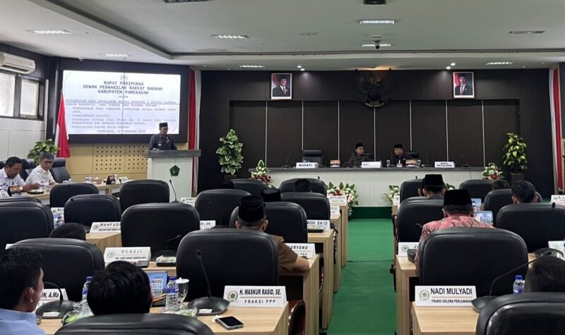 Bupati Pamekasan Dr. KH. Kholilurrahman menyampaikan nota penjelasan terhadap empat raperda para rapat paripurna di Kantor DPRD Pamekasan. (MOH. IQBALUL KHAVEI MZ / KLIKMADURA)