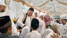 Founder Bani Insan Peduli (BIP) Ali Zaenal Abidin saat menyantuni ribuan anak yatim. (KLIKMADURA)