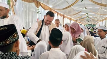 Founder Bani Insan Peduli (BIP) Ali Zaenal Abidin saat menyantuni ribuan anak yatim. (KLIKMADURA)