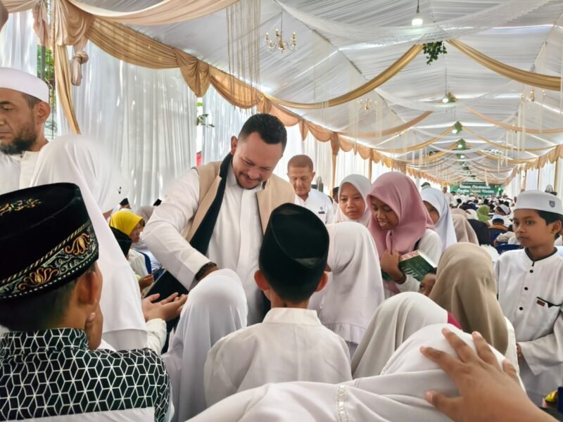 Founder Bani Insan Peduli (BIP) Ali Zaenal Abidin saat menyantuni ribuan anak yatim. (KLIKMADURA)