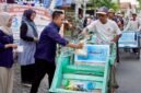 Pemred Klik Madura, Prengki Wirananda membagikan sembako kepada abang becak pada perayaan HUT ke-3 Klik Madura. (YUSRIL RAHMAN SYAKUR / KLIKMADURA)