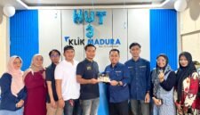 Ketua Jurnalis Muda Pamekasan (JMP), Luthfiadi menyerahkan kue tar kepada Pemred Klik Madura, Prengki Wirananda. (KLIKMADURA)