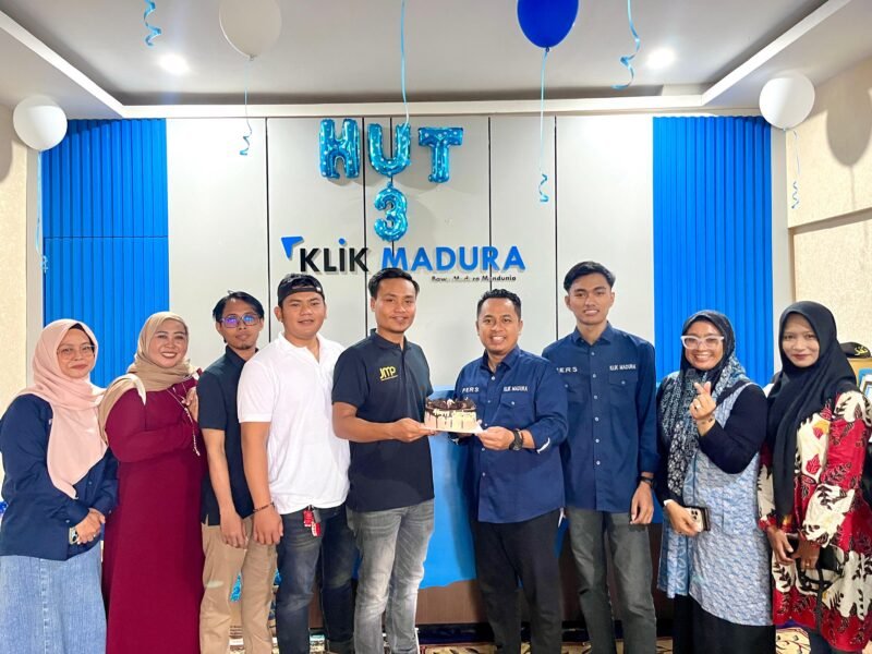 Ketua Jurnalis Muda Pamekasan (JMP), Luthfiadi menyerahkan kue tar kepada Pemred Klik Madura, Prengki Wirananda. (KLIKMADURA)