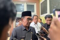 Bupati Pamekasan Dr. KH. Kholilurrahman saat diwawancara awak media. (DOK. KLIKMADURA)