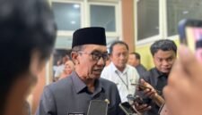 Bupati Pamekasan Dr. KH. Kholilurrahman saat diwawancara awak media. (DOK. KLIKMADURA)