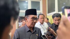 Bupati Pamekasan Dr. KH. Kholilurrahman saat diwawancara awak media. (DOK. KLIKMADURA)