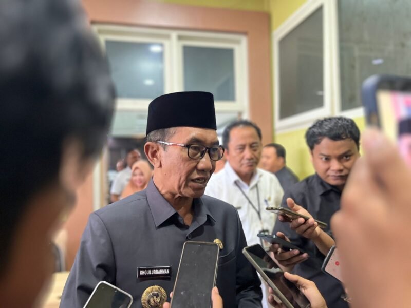 Bupati Pamekasan Dr. KH. Kholilurrahman saat diwawancara awak media. (DOK. KLIKMADURA)