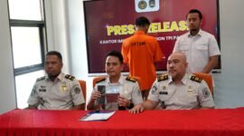 WNA asal Malaysia ditampilkan ke publik saat pres rilis di Kantor Imigrasi Kelas II Non TPI Pamekasan. (ISTIMEWA)