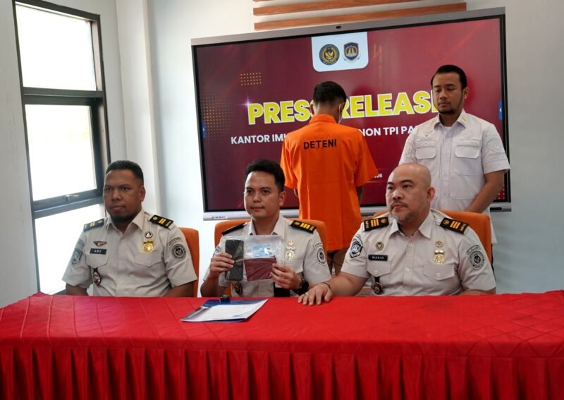 WNA asal Malaysia ditampilkan ke publik saat pres rilis di Kantor Imigrasi Kelas II Non TPI Pamekasan. (ISTIMEWA)