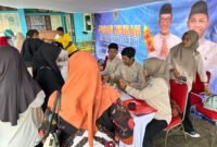 Warga antusias membeli sembako di area Pasar Murah yang digelar Disperindag Pamekasan di Kecamatan Waru, Pamekasan. (ISTIMEWA)