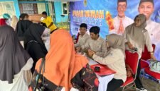 Warga antusias membeli sembako di area Pasar Murah yang digelar Disperindag Pamekasan di Kecamatan Waru, Pamekasan. (ISTIMEWA)