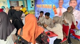 Warga antusias membeli sembako di area Pasar Murah yang digelar Disperindag Pamekasan di Kecamatan Waru, Pamekasan. (ISTIMEWA)