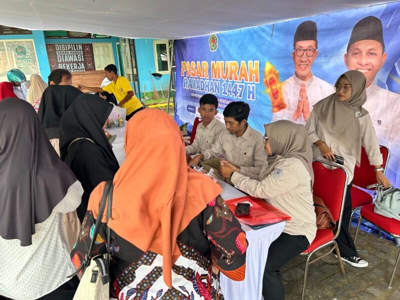 Warga antusias membeli sembako di area Pasar Murah yang digelar Disperindag Pamekasan di Kecamatan Waru, Pamekasan. (ISTIMEWA)