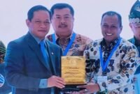 Wabup Kabupaten Pamekasan H. Sukriyanto saat menerima penghargaan dari Menteri Lingkungan Hidup RI Hanif Faisol Nurofiq. (ISTIMEWA).