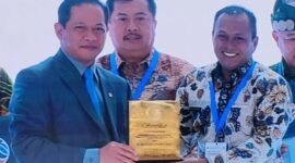 Wabup Kabupaten Pamekasan H. Sukriyanto saat menerima penghargaan dari Menteri Lingkungan Hidup RI Hanif Faisol Nurofiq. (ISTIMEWA).