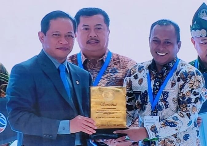 Wabup Kabupaten Pamekasan H. Sukriyanto saat menerima penghargaan dari Menteri Lingkungan Hidup RI Hanif Faisol Nurofiq. (ISTIMEWA).