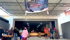 Warga antusias membeli paket sembako murah yang disiapkan BIP di Jalan R. Abd. Aziz, Pamekasan. (MOH. IQBALUL KHAVEI MZ / KLIKMADURA)