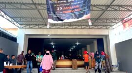 Warga antusias membeli paket sembako murah yang disiapkan BIP di Jalan R. Abd. Aziz, Pamekasan. (MOH. IQBALUL KHAVEI MZ / KLIKMADURA)