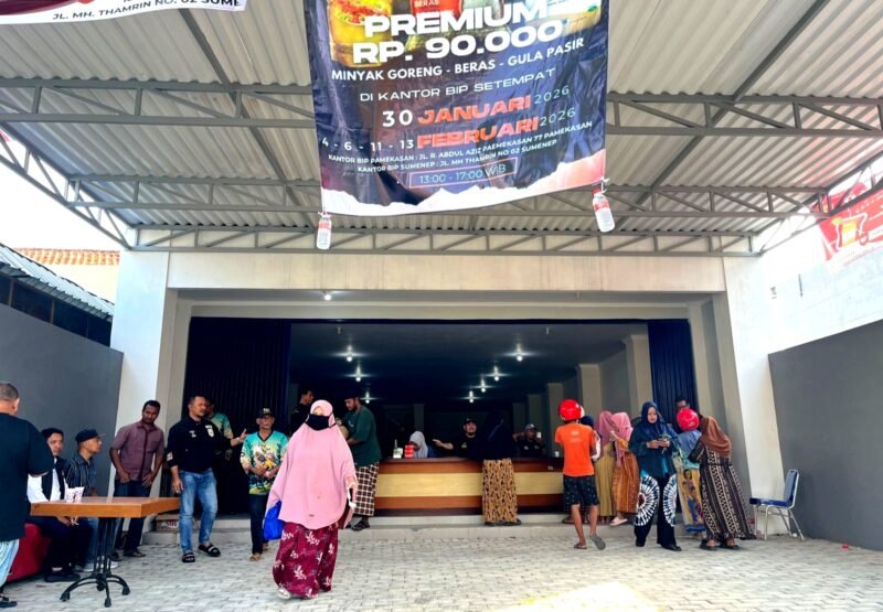 Warga antusias membeli paket sembako murah yang disiapkan BIP di Jalan R. Abd. Aziz, Pamekasan. (MOH. IQBALUL KHAVEI MZ / KLIKMADURA)