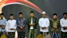 Ketua DPRD Pamekasan, Ali Masykur (jaket hitam) bersama Bupati Pamekasan Dr. KH. Kholilurrahman (baju putih) beserta sejumlah anggota DPRD Pamekasan saat menghadiri wisuda santri Ponpes Dubaja Baled Dajah. (MOH. IQBALUL KHAVEI MZ / KLIKMADURA)