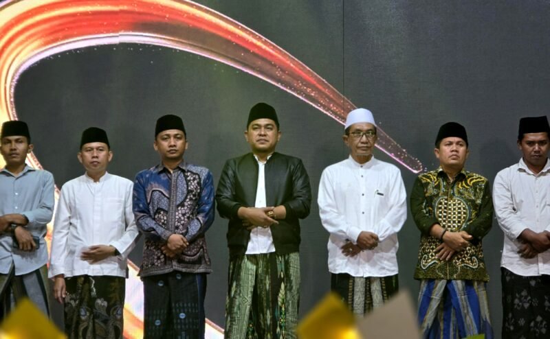 Ketua DPRD Pamekasan, Ali Masykur (jaket hitam) bersama Bupati Pamekasan Dr. KH. Kholilurrahman (baju putih) beserta sejumlah anggota DPRD Pamekasan saat menghadiri wisuda santri Ponpes Dubaja Baled Dajah. (MOH. IQBALUL KHAVEI MZ / KLIKMADURA)