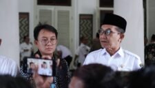 Bupati Pamekasan Dr. KH. Kholilurrahman bersama Hadiatullah S.Si., M.Sc., Ph.D., saat menemui awak media. (BADRUS SHOLEH / KLIKMADURA)