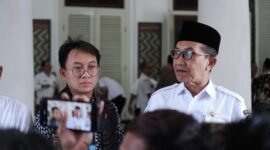 Bupati Pamekasan Dr. KH. Kholilurrahman bersama Hadiatullah S.Si., M.Sc., Ph.D., saat menemui awak media. (BADRUS SHOLEH / KLIKMADURA)
