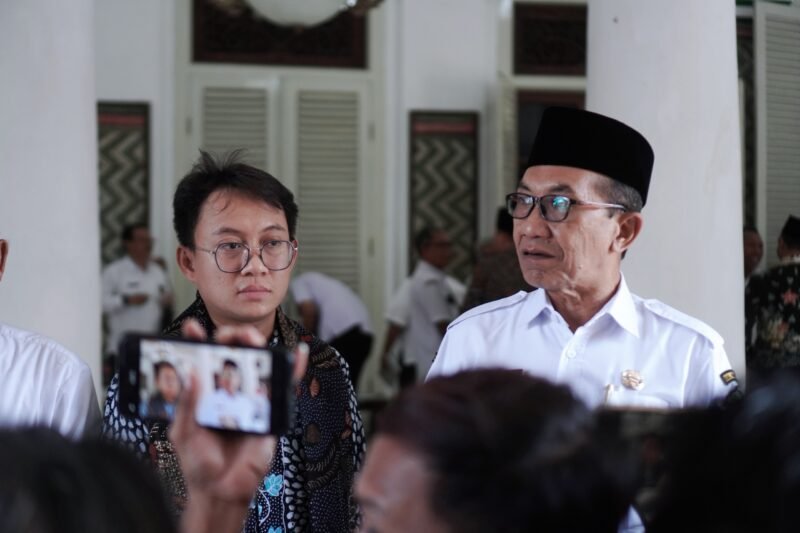 Bupati Pamekasan Dr. KH. Kholilurrahman bersama Hadiatullah S.Si., M.Sc., Ph.D., saat menemui awak media. (BADRUS SHOLEH / KLIKMADURA)