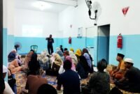Kabid Kesmas Dinkes Pamekasan, Achmad Syamlan menyampaikan sosialisasi terkait SLHS di salah satu SPPG Pamekasan. (DOK. KLIKMADURA)