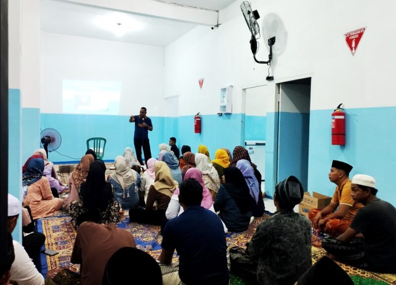 Kabid Kesmas Dinkes Pamekasan, Achmad Syamlan menyampaikan sosialisasi terkait SLHS di salah satu SPPG Pamekasan. (DOK. KLIKMADURA)