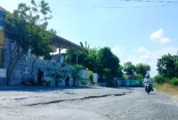 Pengendara melintas di Jalan Raya Ceguk, Desa Panglegur, Kecamatan Tlanakan, Pamekasan. (LAILIYATUN NURIYAH / KLIKMADURA)