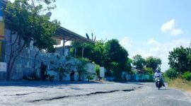 Pengendara melintas di Jalan Raya Ceguk, Desa Panglegur, Kecamatan Tlanakan, Pamekasan. (LAILIYATUN NURIYAH / KLIKMADURA)