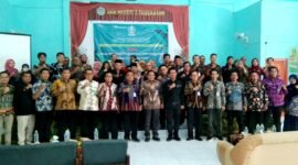 Tiga Kepala SMAN Pamekasan berfoto bersama Kacabdindik Jatim Wilayah Pamekasan dan undangan lainnya (MKKS SMA FOR KLIK MADURA)