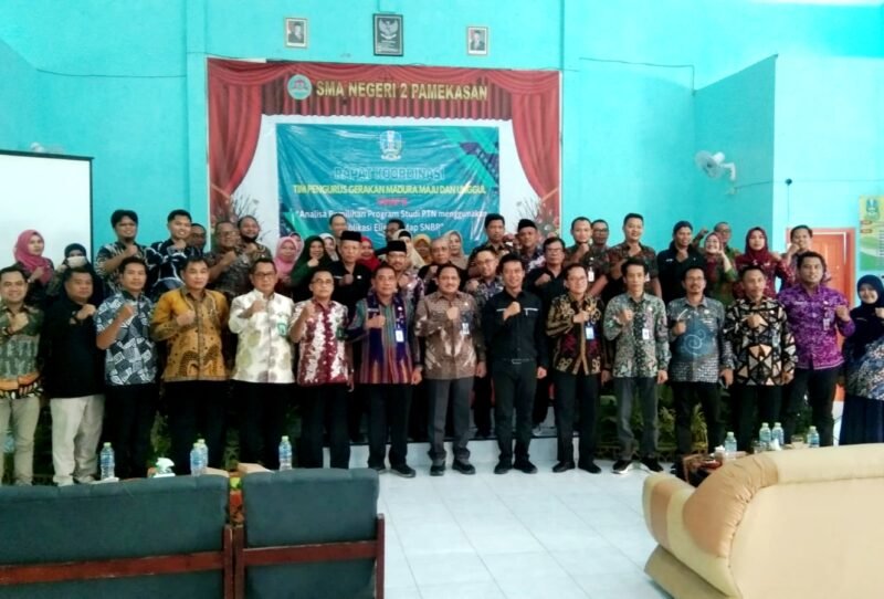 Tiga Kepala SMAN Pamekasan berfoto bersama Kacabdindik Jatim Wilayah Pamekasan dan undangan lainnya (MKKS SMA FOR KLIK MADURA)