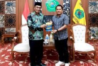 Prengki Wirananda menyerahkan buku