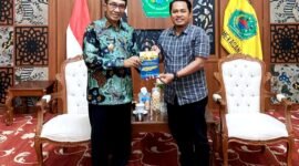 Prengki Wirananda menyerahkan buku 