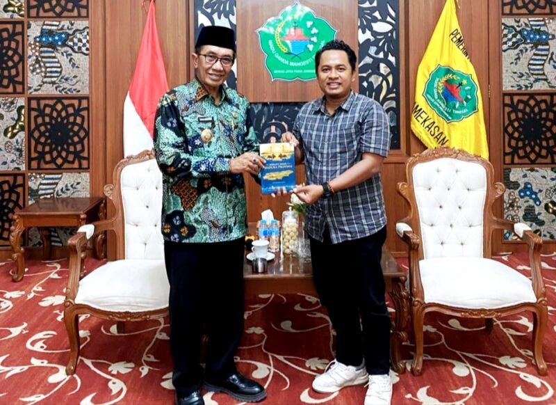 Prengki Wirananda menyerahkan buku 