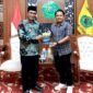 Prengki Wirananda menyerahkan buku 