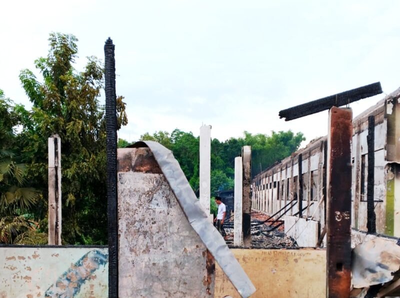 Salah satu santri berada di bangunan Asrama Ma'had Tibyan, Ponpes Miftahul Ulum, Panyeppen, Pamekasan yang terbakar. (ISTIMEWA)